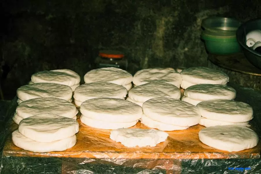 Bánh ăn tại làng cổ thiên hương